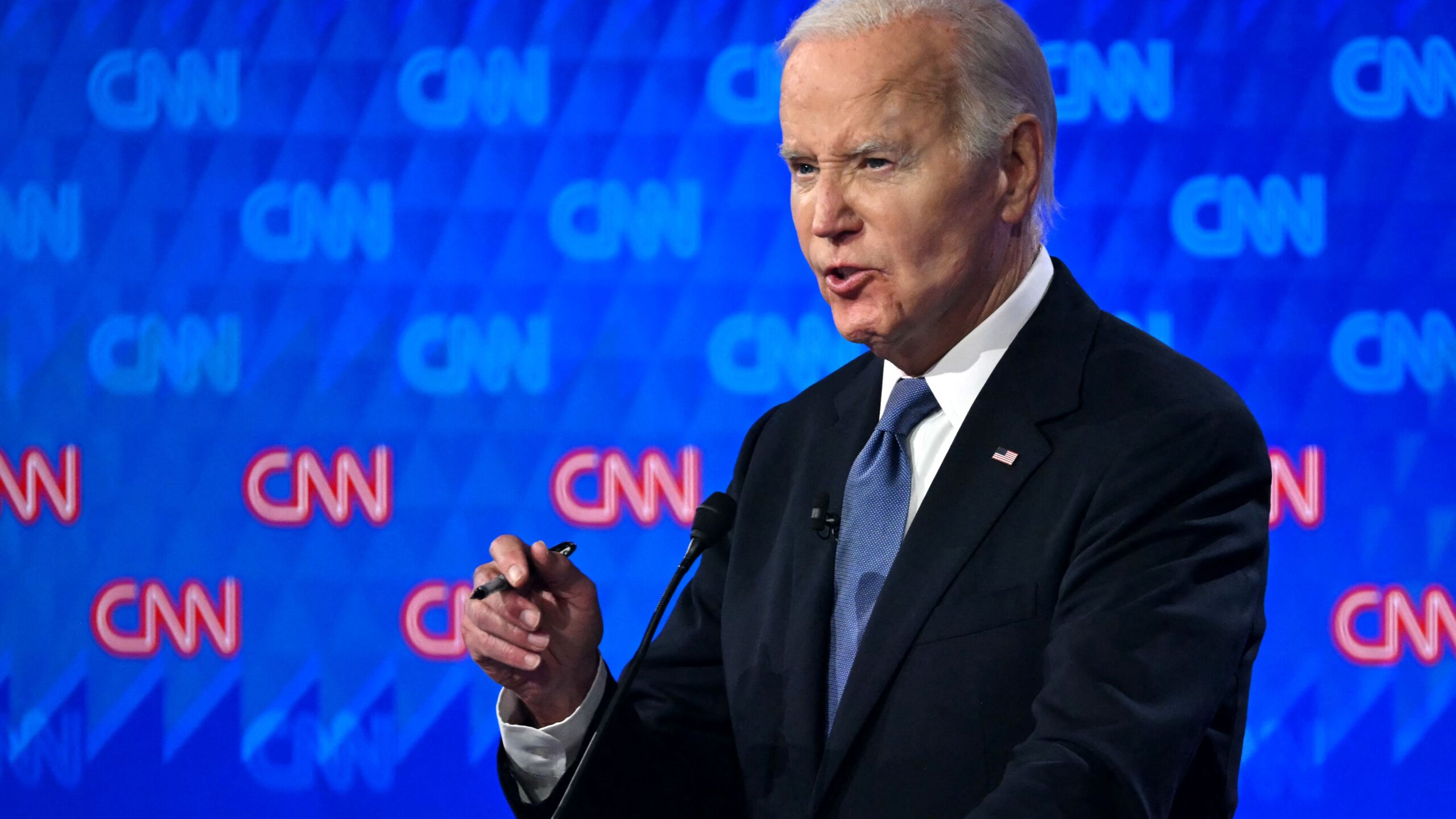 El equipo de Biden dice que dejará de sugerir preguntas a los entrevistadores
