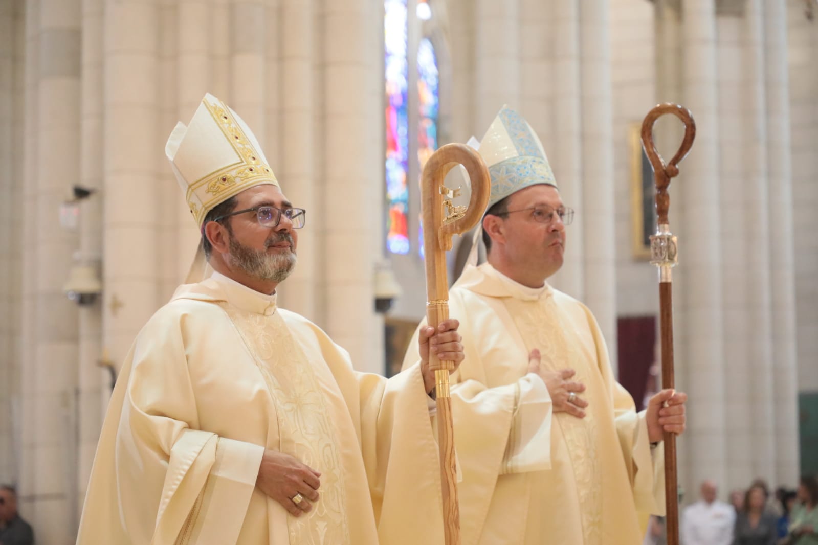 Más de un millar de fieles llenan la catedral de la Almudena en la ordenación de los nuevos obispos auxiliares