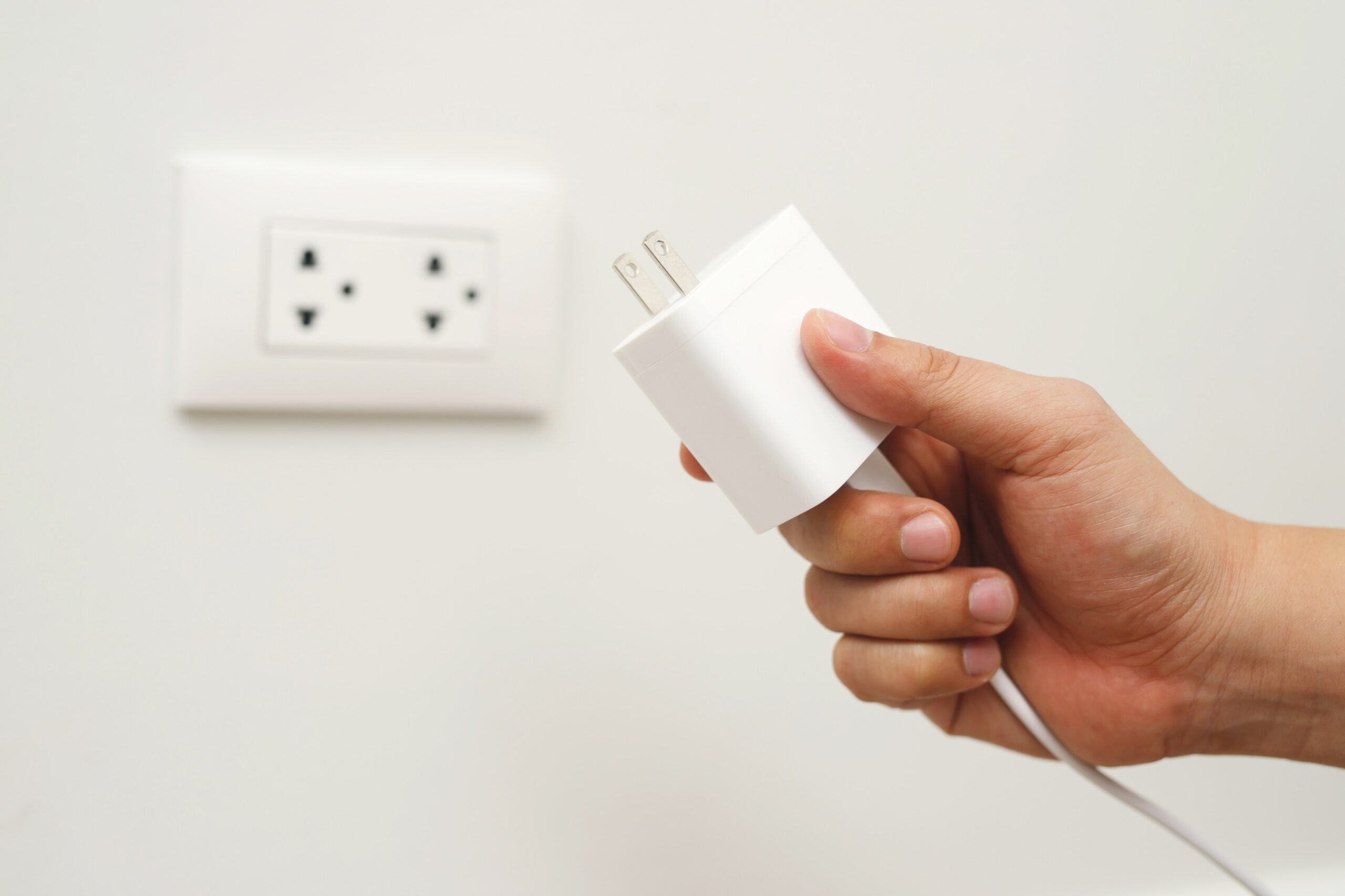 Retiran del mercado casi 1 millón de adaptadores de corriente debido al riesgo de descarga eléctrica – La Opinión