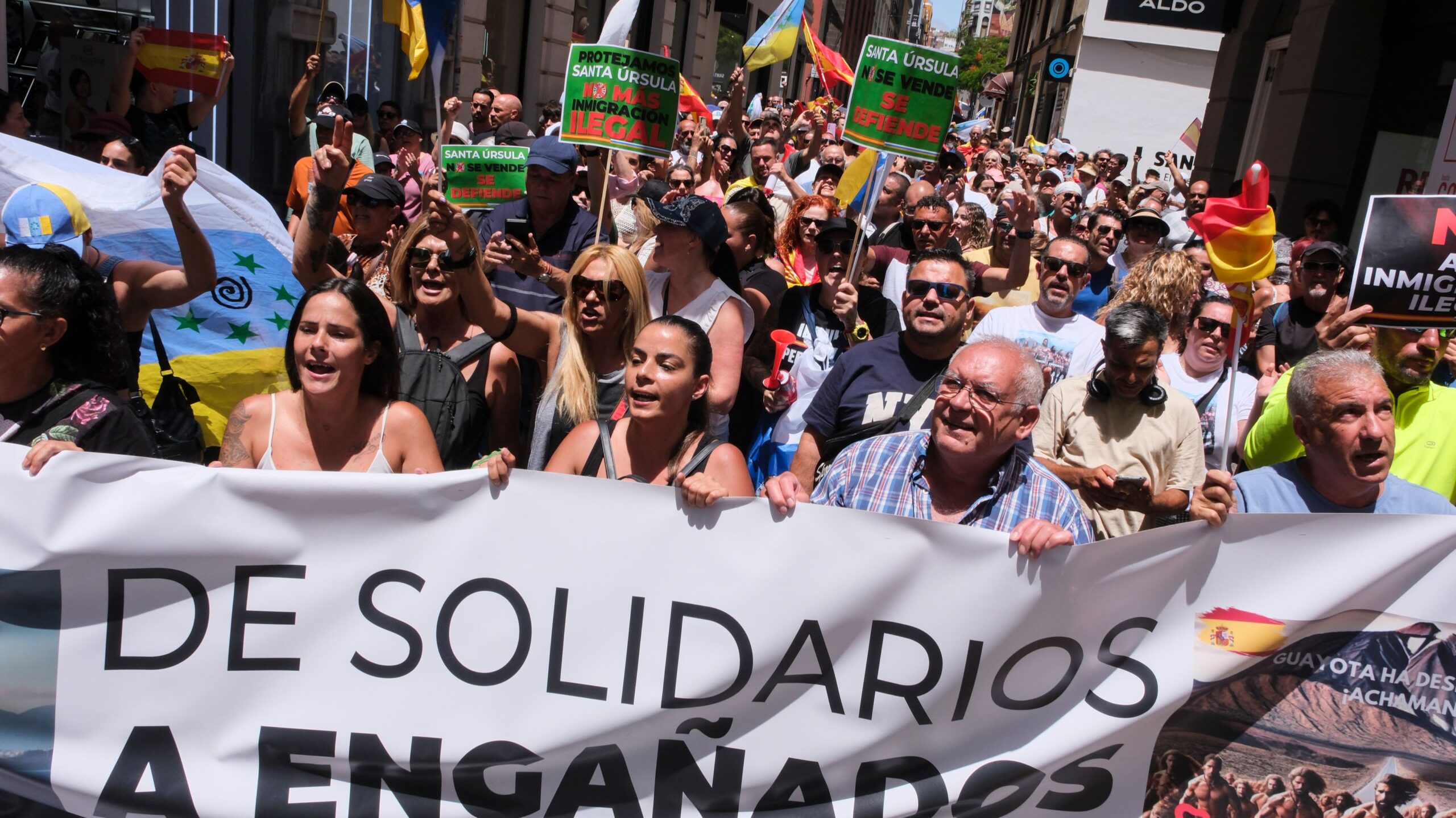 Centenares de personas se manifiestan en Canarias en contra de la inmigración irregular