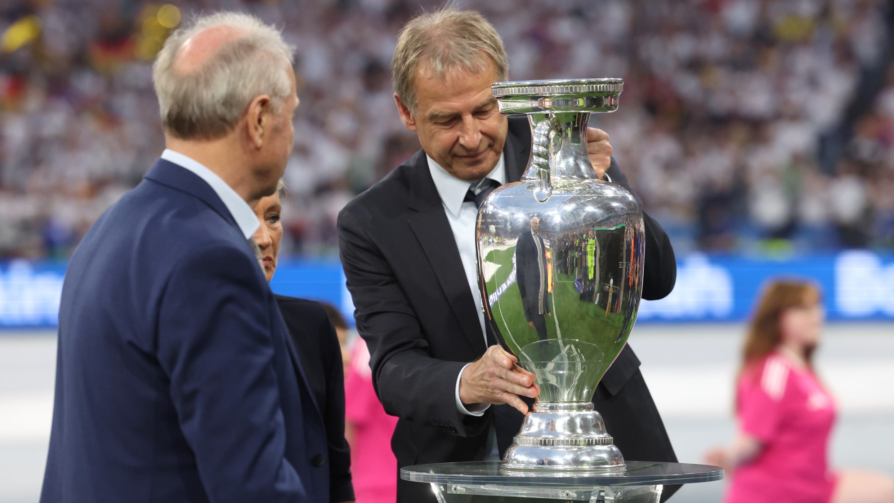 trofeo-de-la-eurocopa-2024:-cuanto-cuesta,-quien-lo-entrega-y-otras-curiosidades