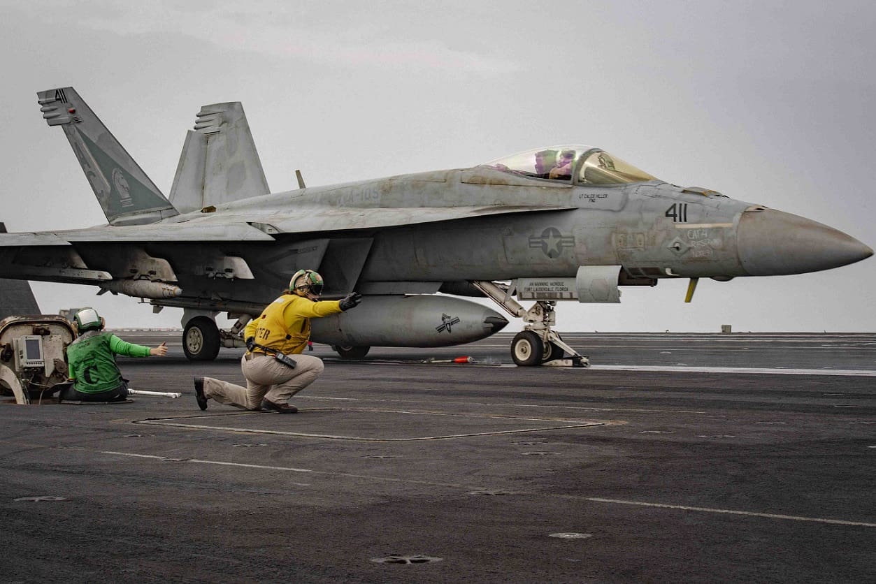 La Armada de EE.UU. ya cuenta con su primera mujer piloto de Super Hornet en lograr una victoria aire-aire contra drones