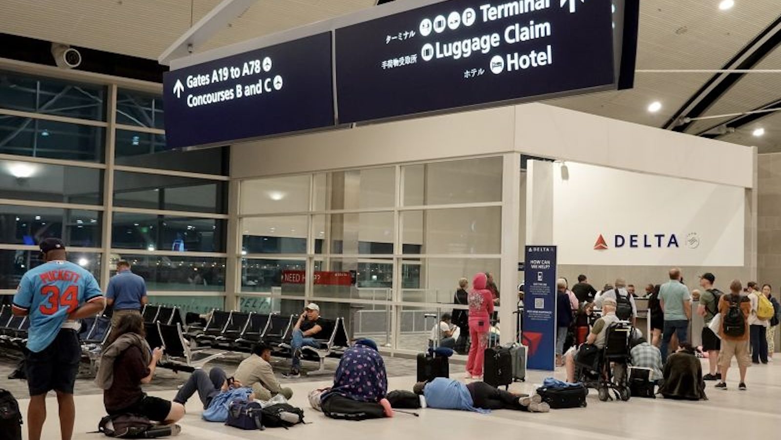 Por qué Delta sigue cancelando vuelos mientras otras aerolíneas vuelven a la normalidad