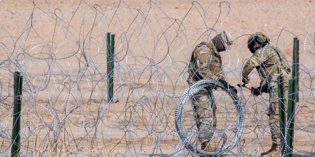 Greg Abbott coloca triple alambre de púas en la frontera con México