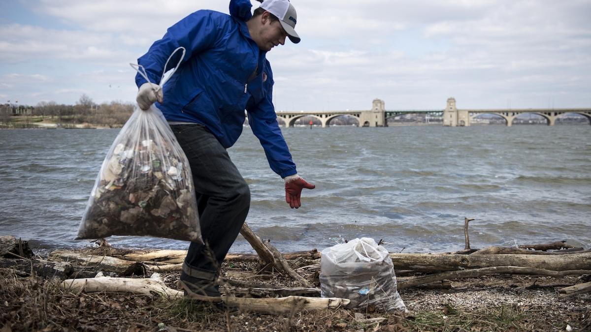 EEUU se subleva contra el plástico: estados y ciudades denuncian a Coca Cola y Pepsi por contaminación