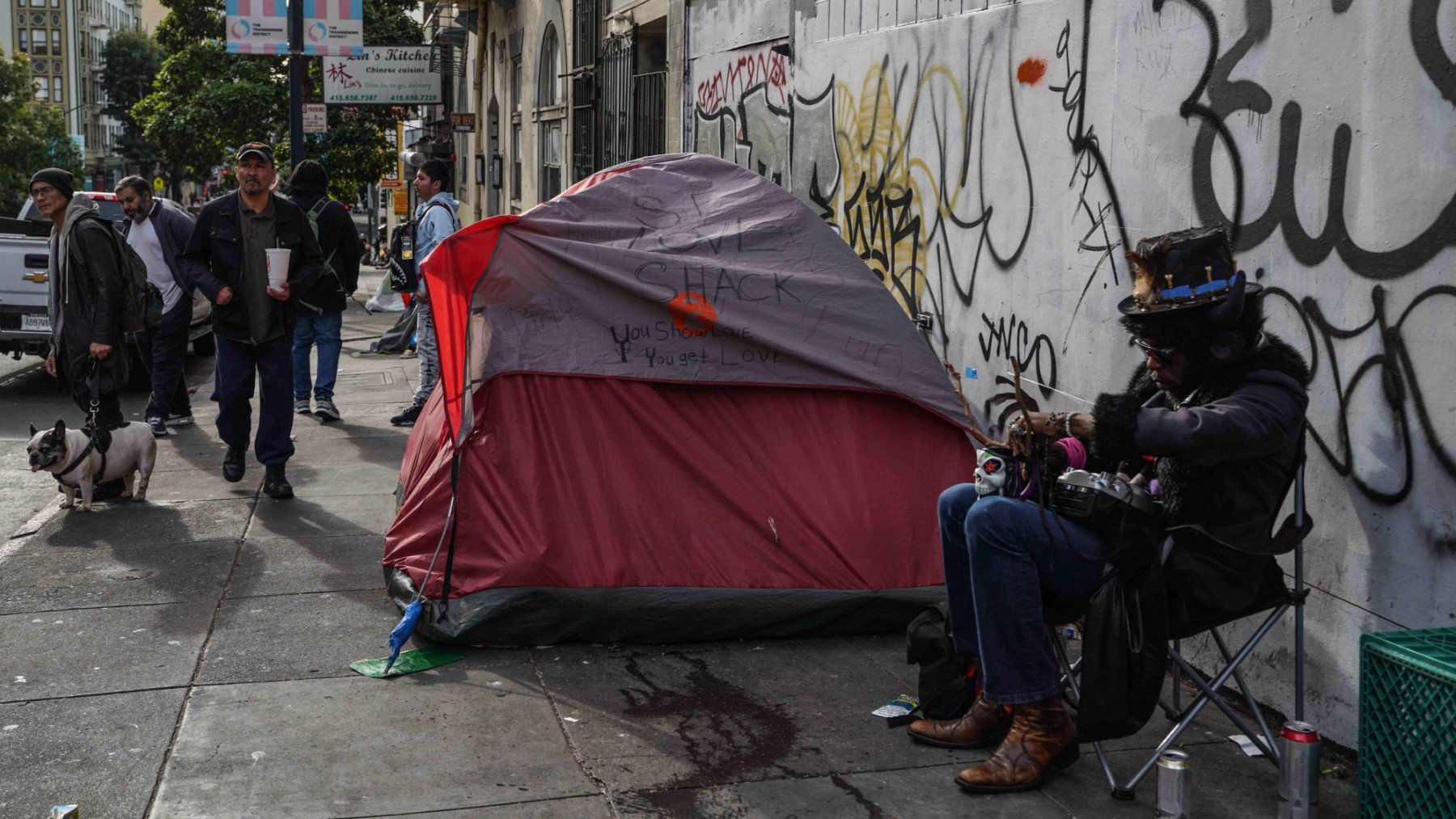 El demócrata Newsom ordena la expulsión de todas las personas sin hogar de las calles de California
