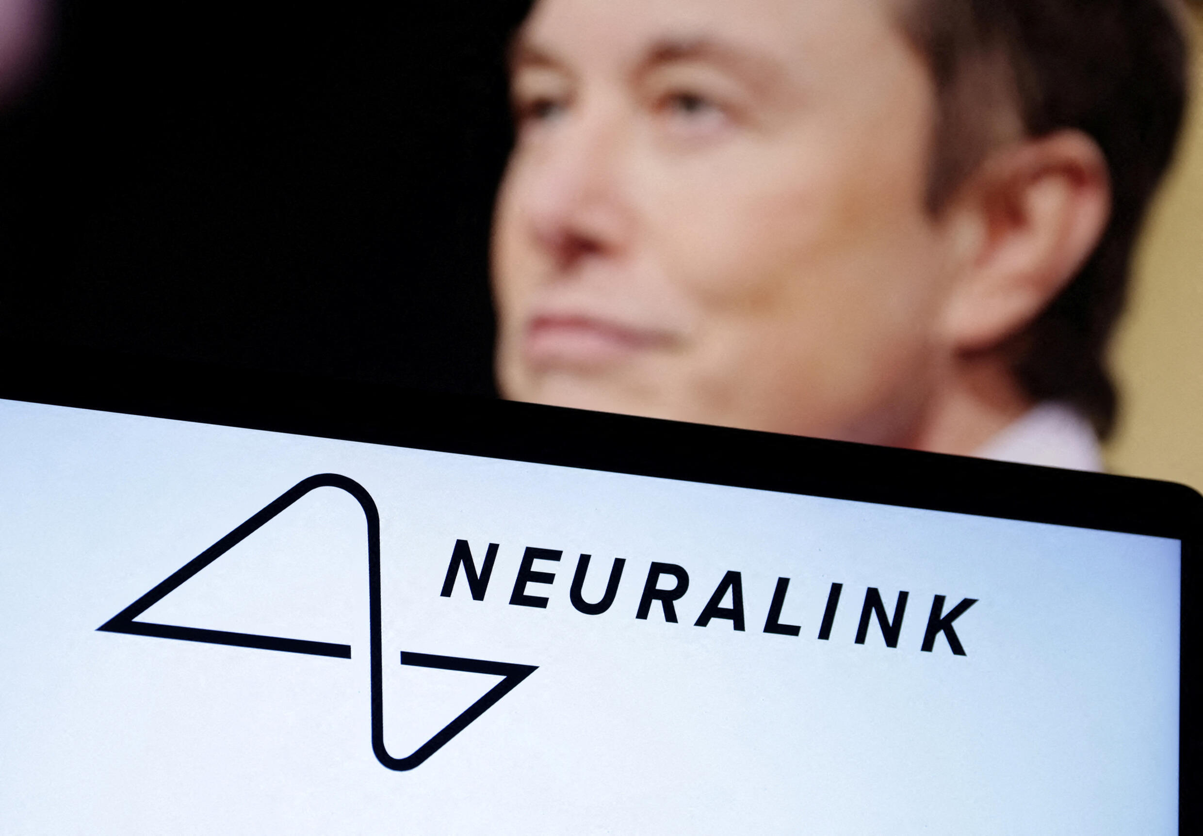 El primer humano con un chip de Neuralink puede controlar ratón del PC con la mente, asegura Musk
