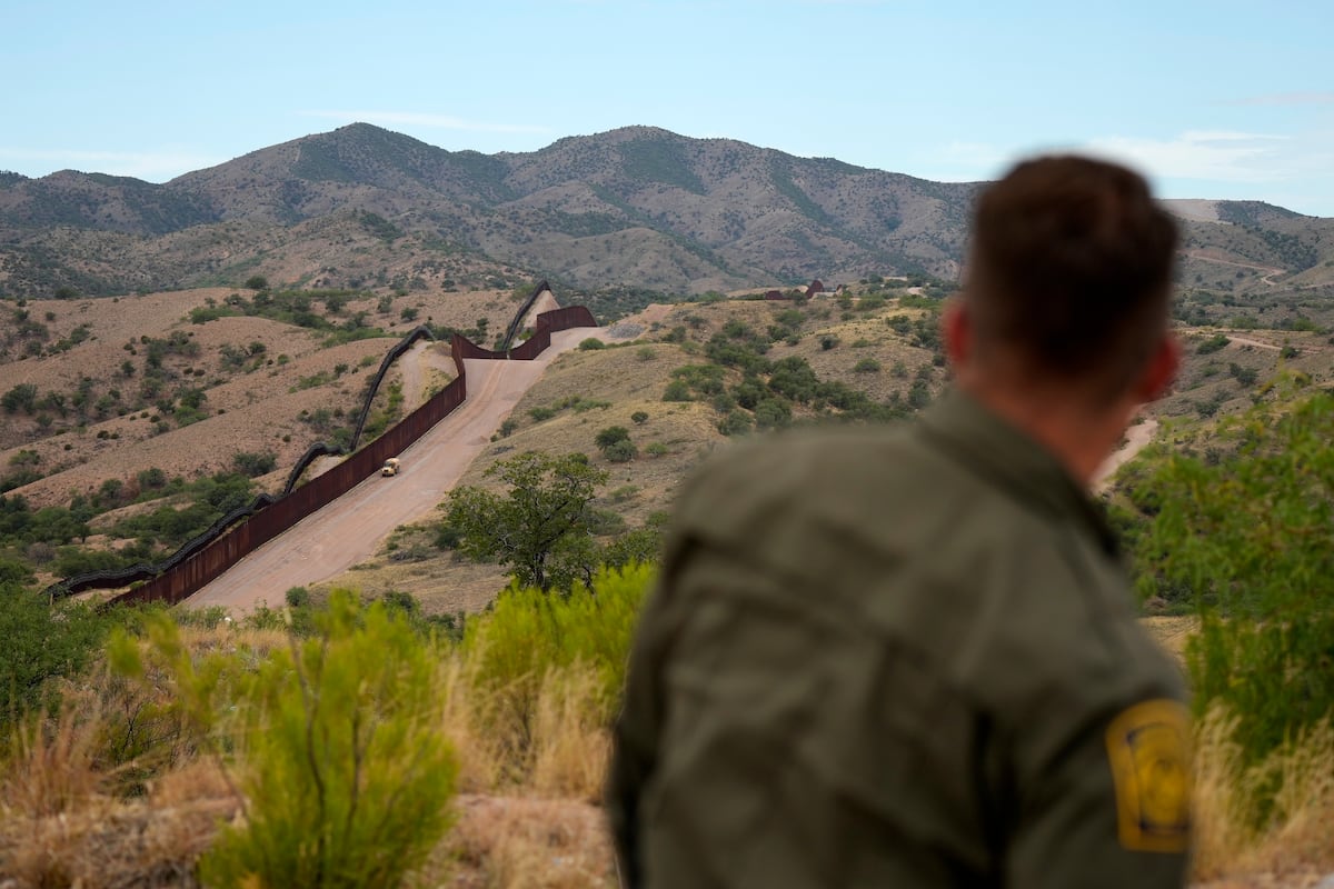 la-mano-dura-de-biden-reduce-los-cruces-ilegales-en-la-frontera-a-su-numero-mas-bajo-en-casi-cuatro-anos