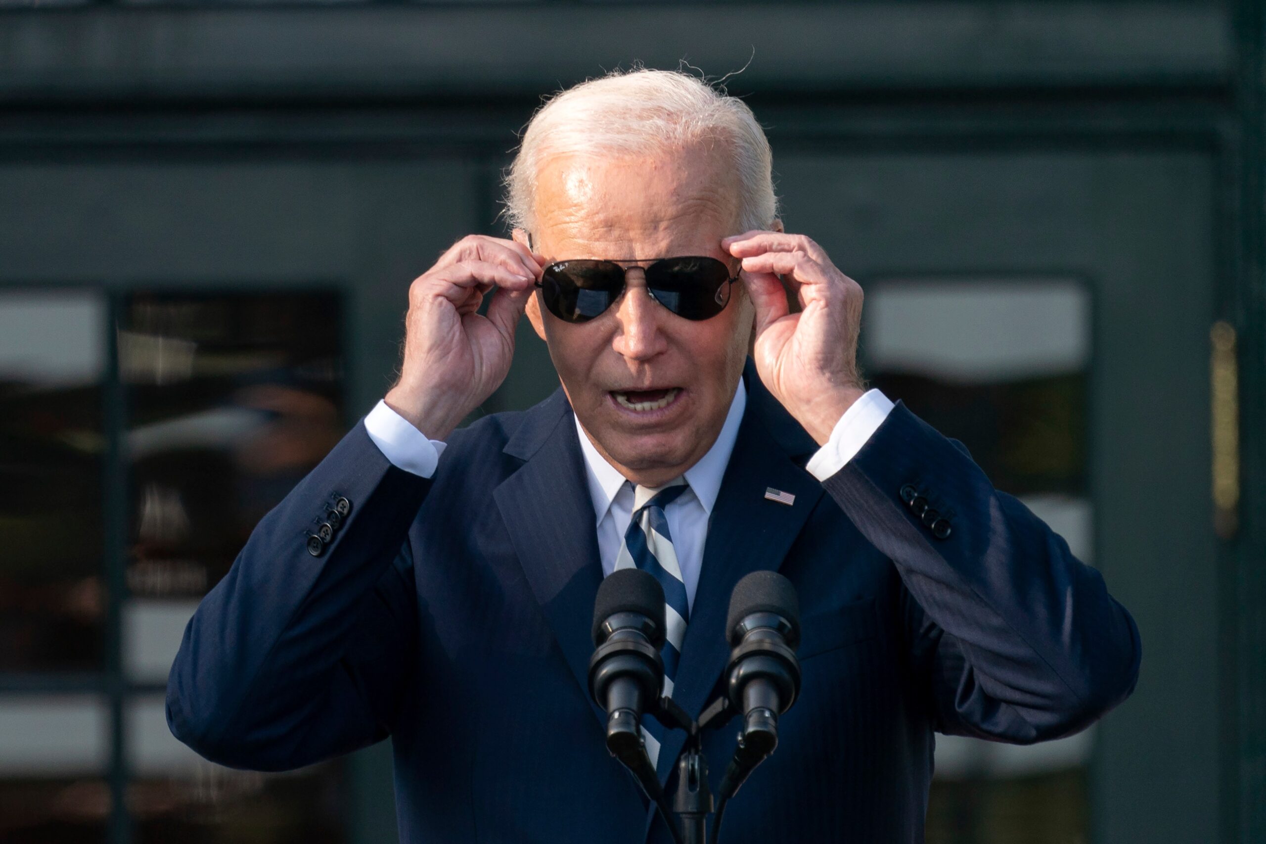 biden-se-pone-una-gorra-de-trump-como-acto-de-unidad-entre-los-dos-partidos-–-la-opinion