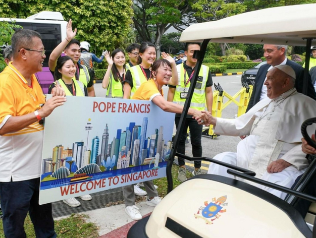 Francisco se encuentra en Singapur con una Iglesia católica pequeña, dinámica y floreciente