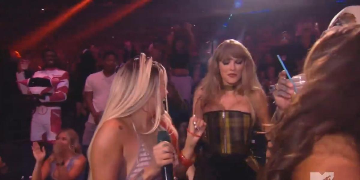 Taylor Swift se rinde ante Karol G y la acompaña con un sensual baile durante los MTV VMAs 2024