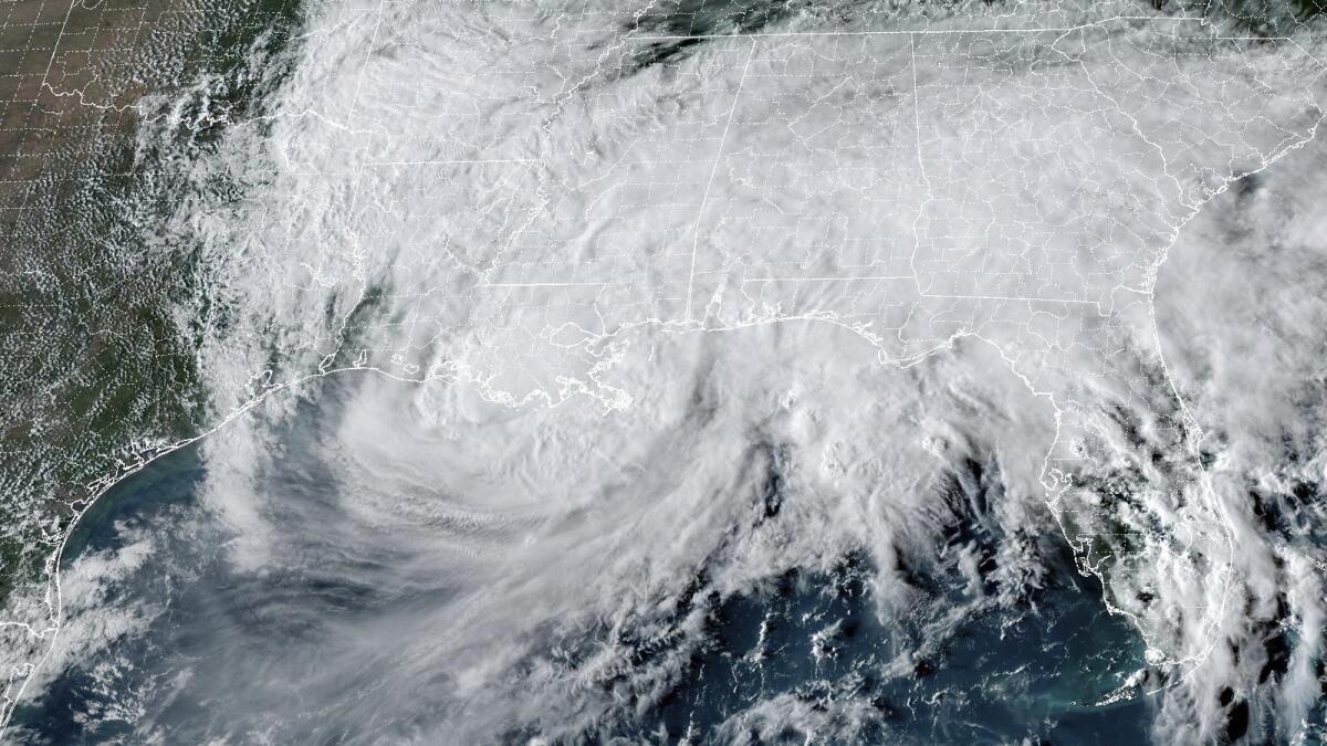 el-huracan-francine-toca-tierra-en-luisiana-y-deja-a-miles-de-personas-en-la-oscuridad