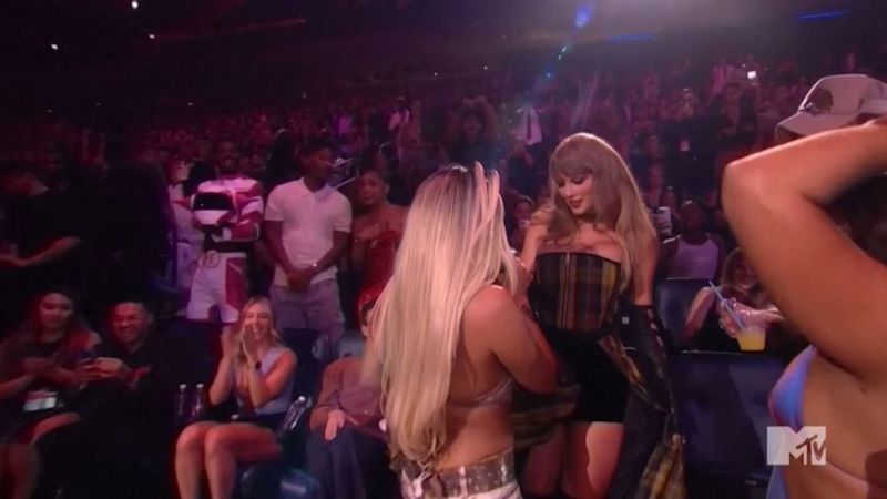 karol-g-saca-a-bailar-a-taylor-swift-al-ritmo-de-“si-antes-te-hubiera-conocido”-en-los-premios-mtv-|-cnn