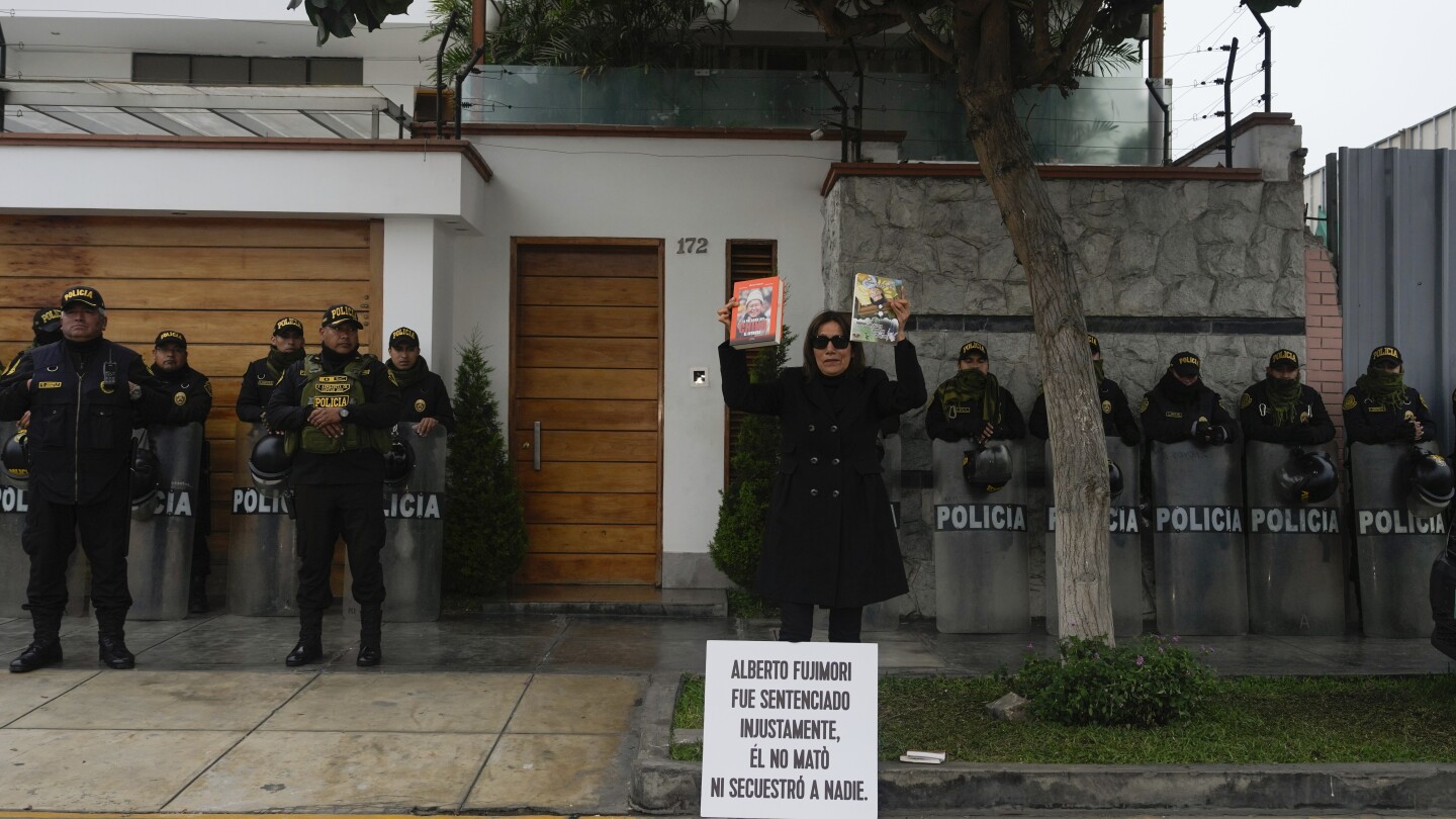 Inician velatorio de tres días de los restos del expresidente peruano Alberto Fujimori