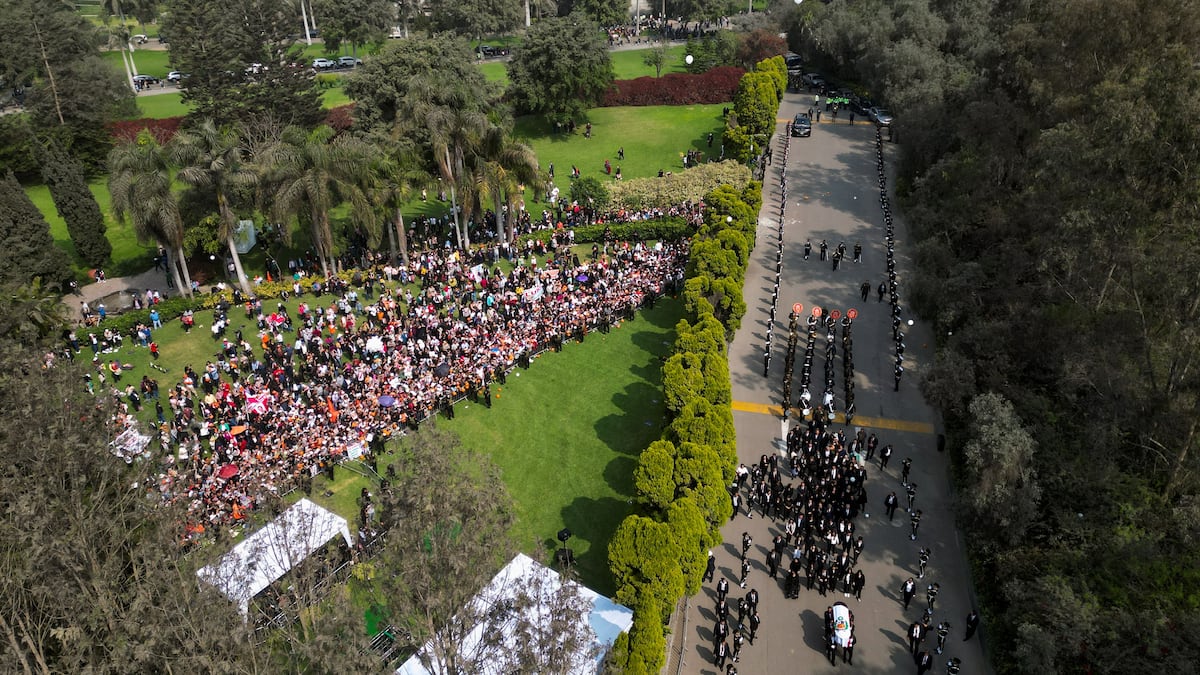 miles-de-personas-colman-el-cementerio-donde-fue-enterrado-alberto-fujimori