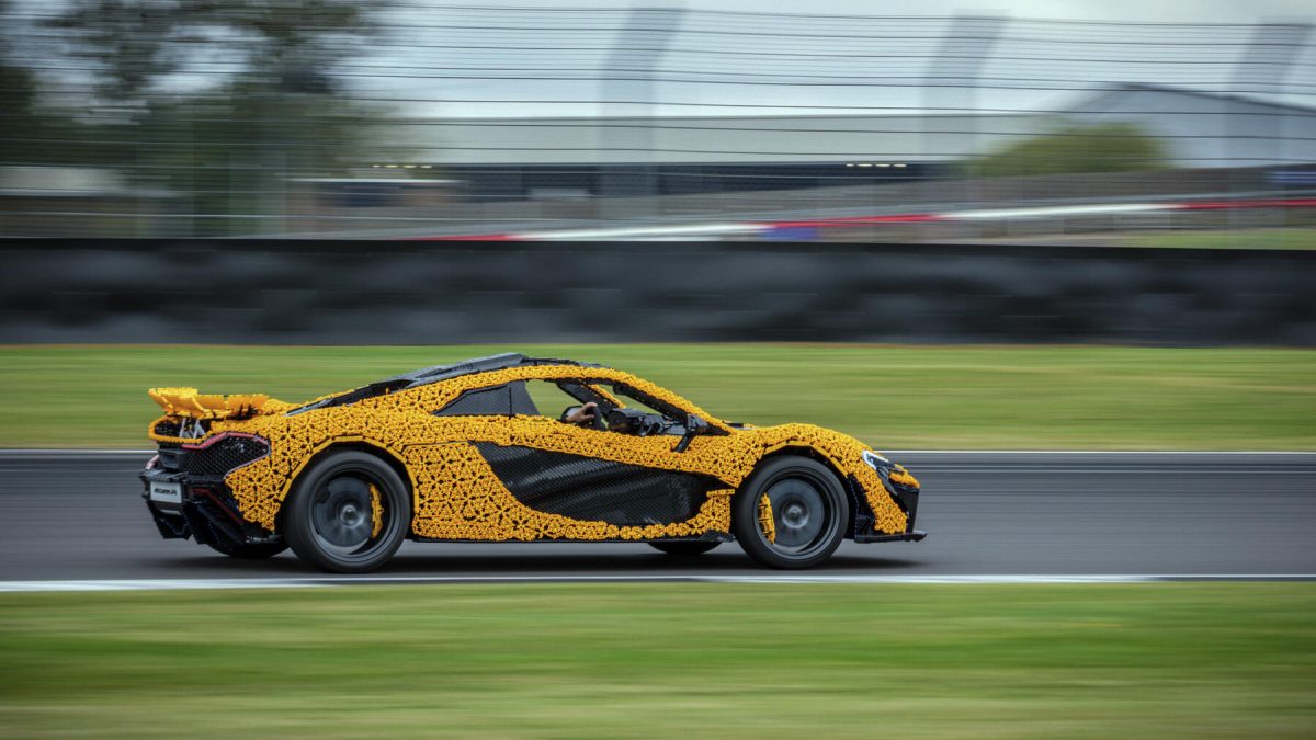 este-famoso-piloto-de-f1-se-da-una-vuelta-al-circuito-de-silverstone-en-un-mclaren-de…-¡lego!