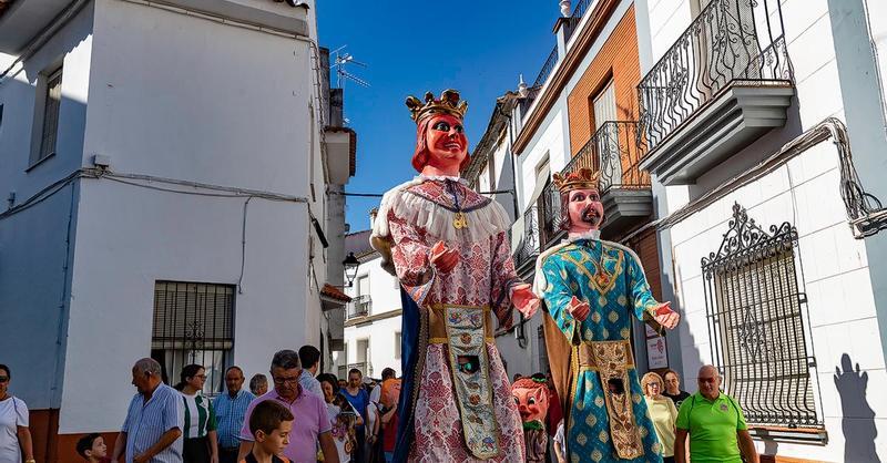 curiosidades-de-la-feria-de-ubrique:-un-desfile-de-gigantes-y-cabezudos-inician-la-jornada-festiva-por-las-calles-de-este-pueblo-de-cadiz