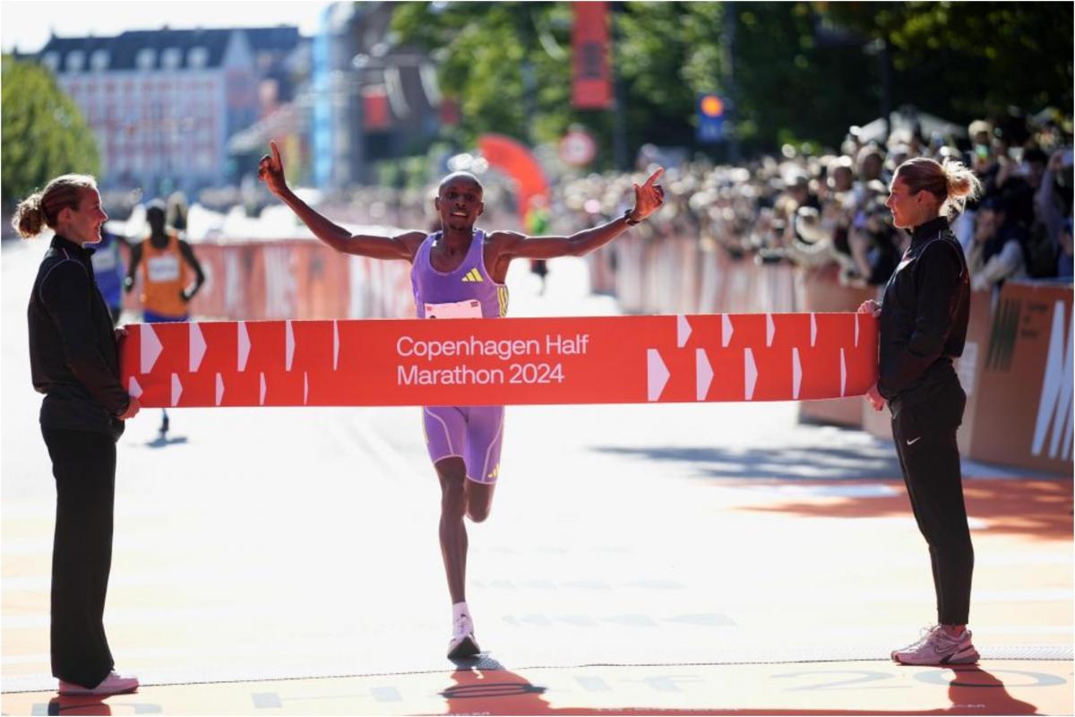 sawe-y-kipkemboi-ganan-el-medio-maraton-de-copenhague,-en-un-duro-debut-para-ingebrigtsen