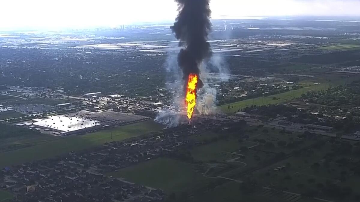 autoridades-evacuan-zona-cerca-de-houston-tras-explosion-e-incendio-en-oleoducto