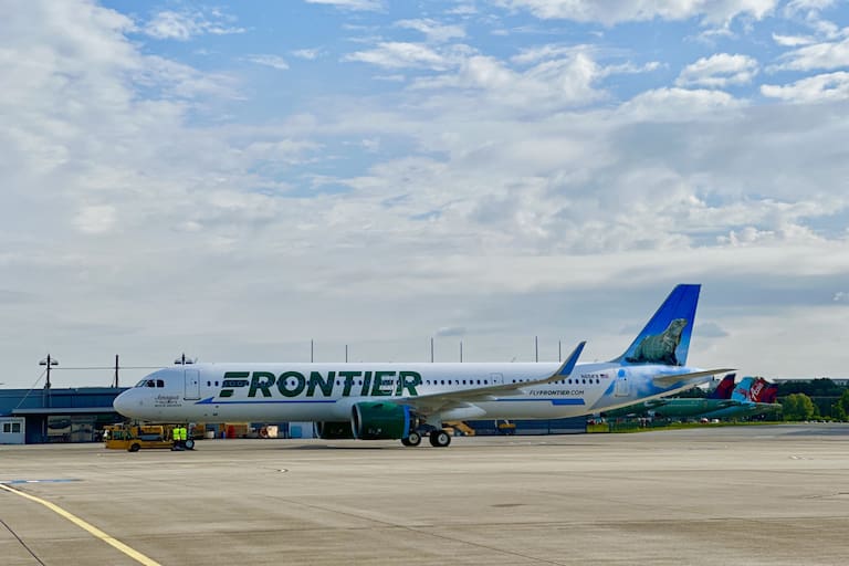 susto-en-un-vuelo-a-san-francisco:-intento-ahorcar-a-una-azafata,-dijo-que-el-avion-se-iba-a-estrellar-y-los-pasajeros-reaccionaron