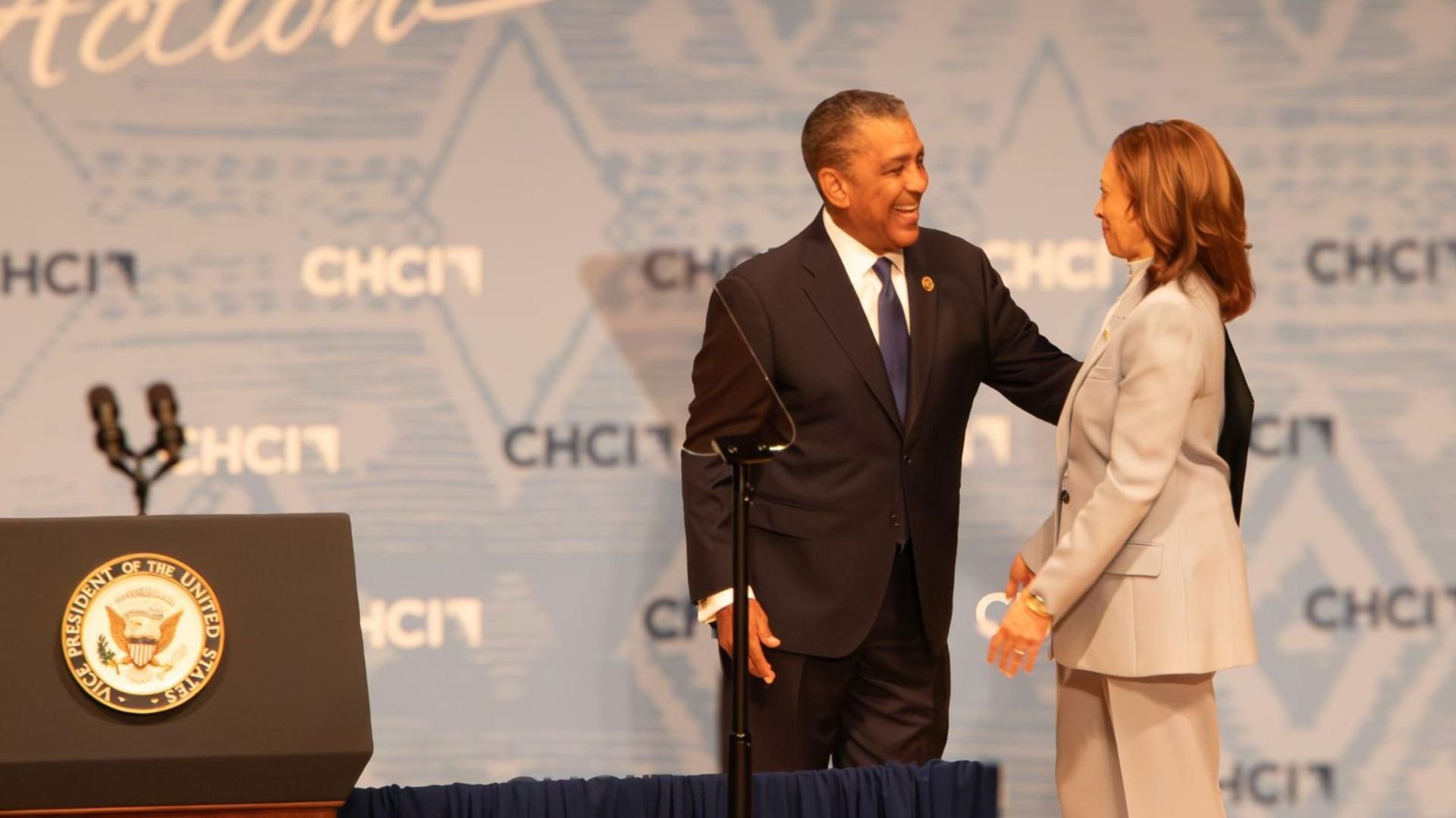 congresista-adriano-espaillat-presenta-a-kamala-harris-en-la-conferencia-anual-de-liderazgo