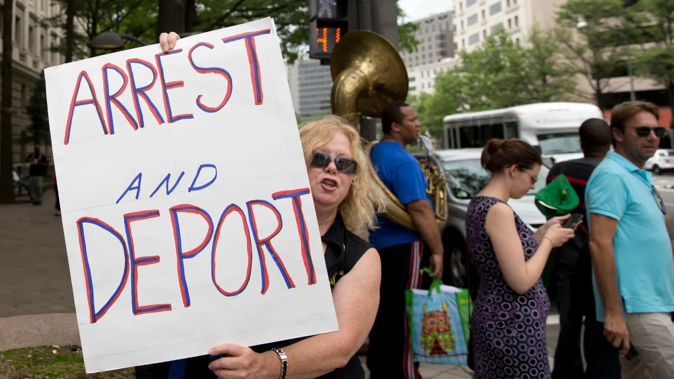 Más de mitad estadounidenses apoya la deportación masiva