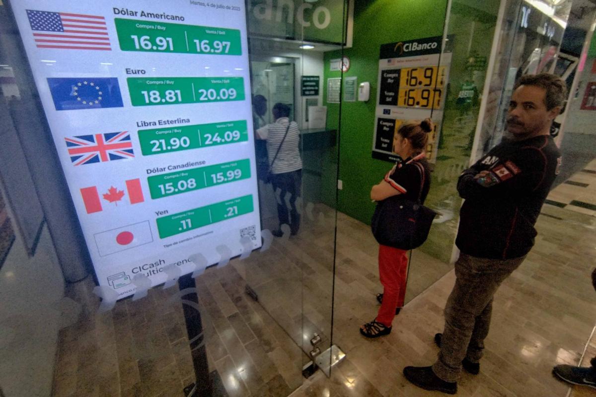 Peso recupera terreno frente al dólar tras recorte de tasas de la Fed