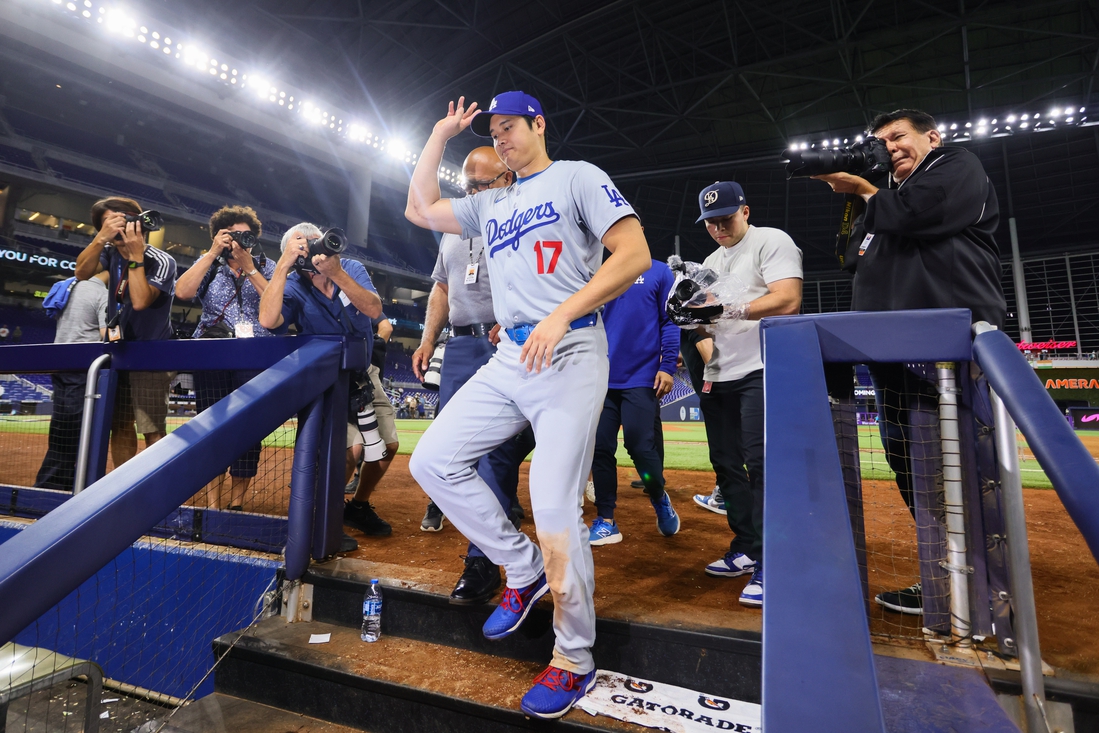 deadspin-|-los-dodgers-buscan-mantener-el-animo-festivo-en-su-primer-partido-contra-los-rockies