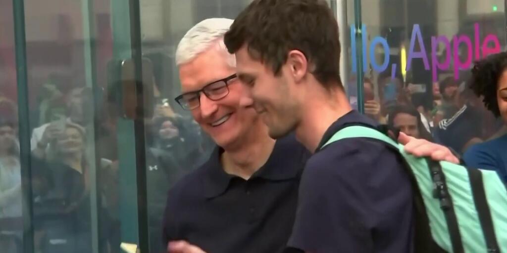 tim-cook-recibio-a-los-primeros-compradores-del-iphone-16-en-nueva-york