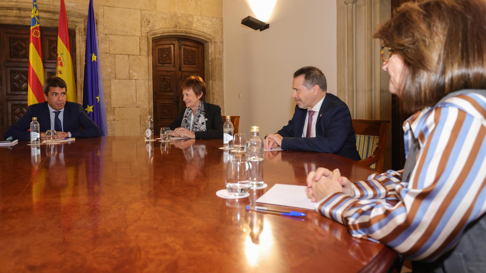 carlos-mazon-y-amparo-navarro-se-reunen-para-destensar-la-situacion-de-medicina-en-alicante:-“muy-positiva”