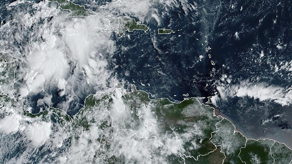 Fuertes lluvias en las Islas Caimán mientras el sureste de EEUU se prepara para un fuerte huracán