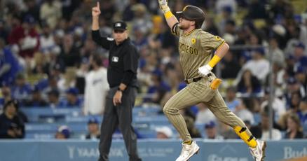 con-triple-play,-padres-aseguran-boleto-de-playoffs-al-vencer-4-2-a-dodgers