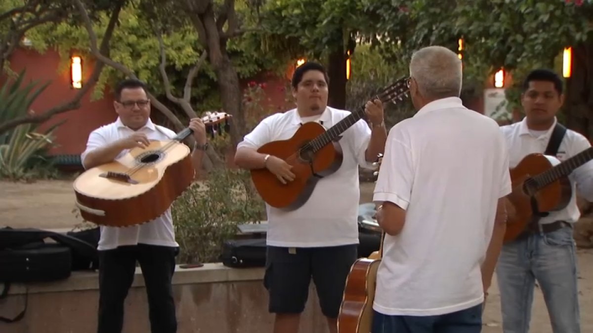 mariachi-azteca-cuenta-con-tres-generaciones-de-musicos-que-llevan-alegria-al-sur-de-la-bahia 