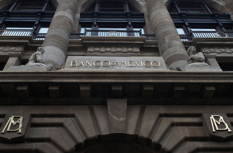 Banco central de México reduce tasa a 10.50%, sugiere más recortes