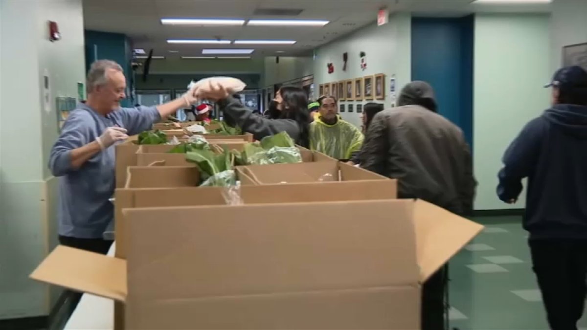 se-duplica-numero-de-familias-que-buscan-alimentos-gratis-en-el-area-de-la-bahia