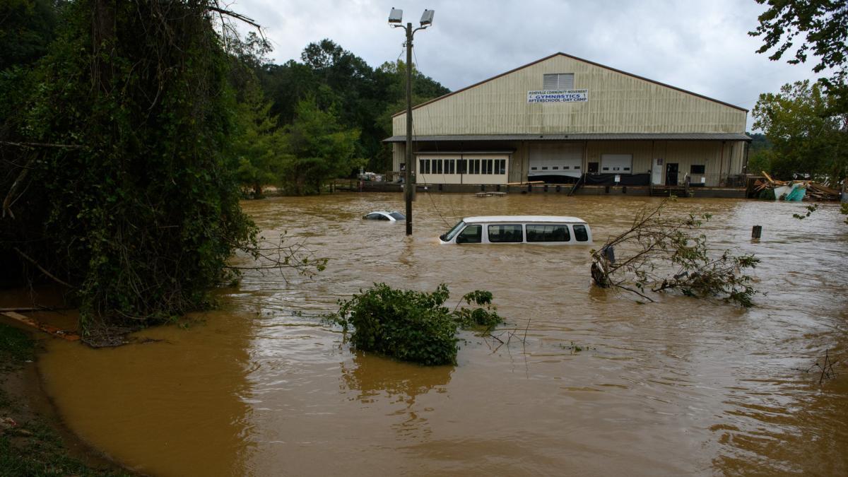 mas-de-60-muertos,-vias-inundadas-y-miles-de-hogares-sin-luz:-el-devastador-impacto-del-huracan-helene-en-estados-unidos