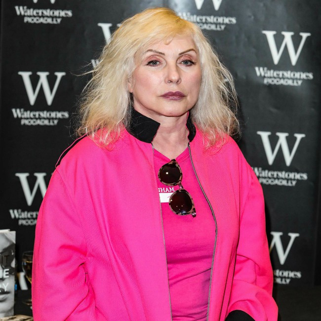 debbie-harry-se-mantiene-en-forma-paseando-a-sus-perros