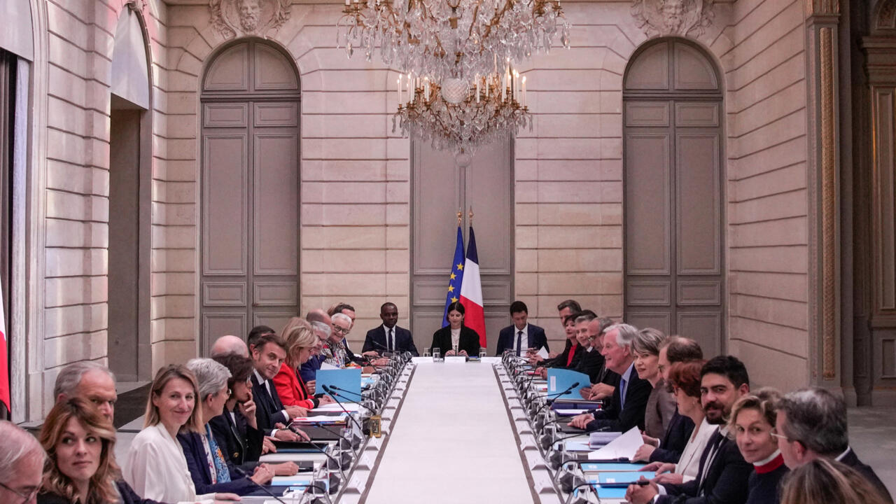 france's-new-govt-convenes-for-first-time-and-sets-budget,-migrant-issues-as-top-priorities