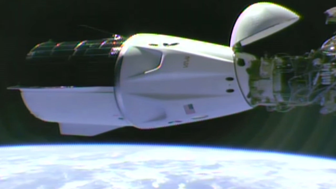 la-crew-dragon-de-spacex-llega-al-rescate-de-los-astronautas-varados-por-la-fallida-starliner-de-boeing