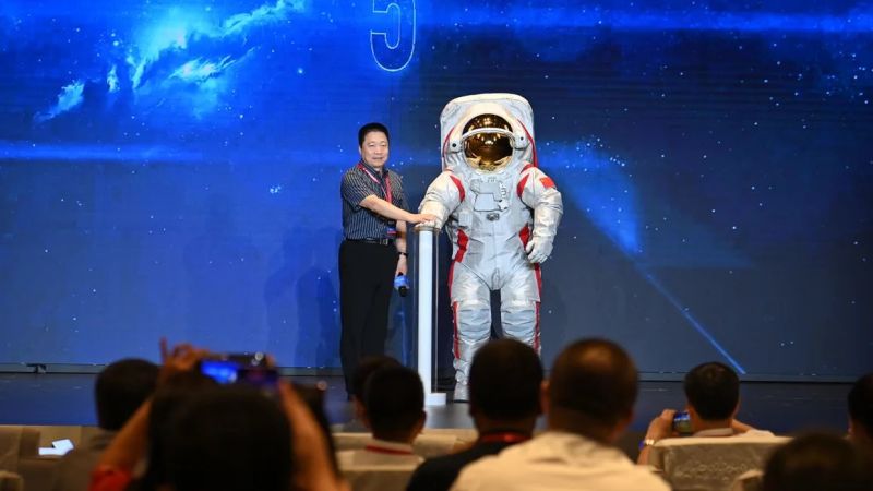 los-astronautas-chinos-aspiran-a-aterrizar-en-la-luna-en-2030.-ahora-tienen-un-nuevo-traje-espacial-para-hacerlo-|-cnn