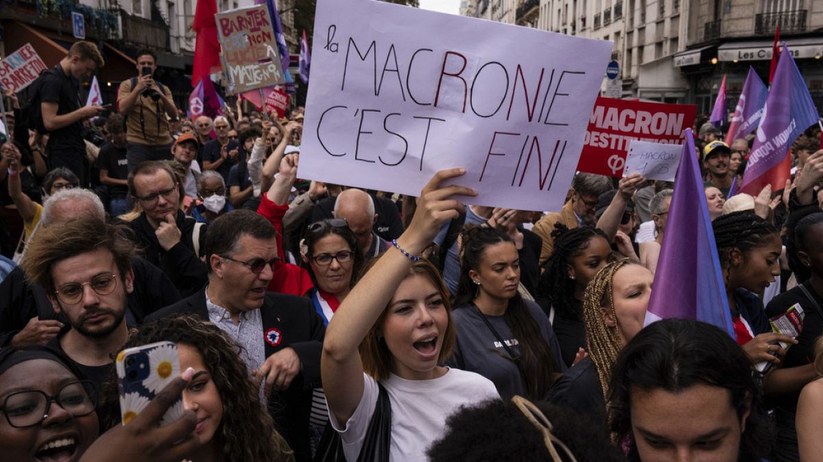 New centre-right government in France unveiled