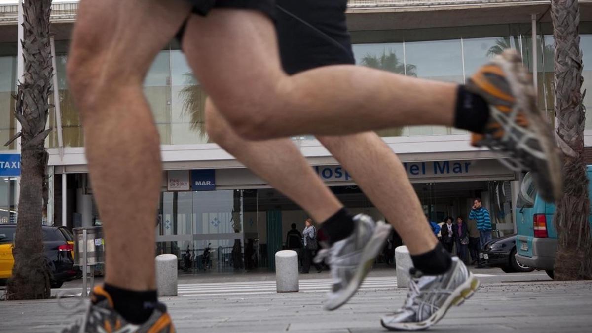 El ejercicio de 10 minutos para hacer en casa que equivale a correr media hora