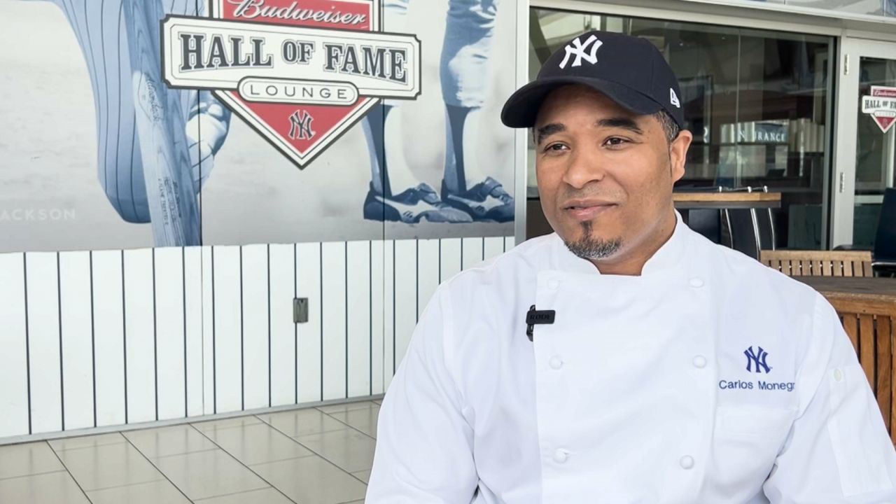 Carlos Monegro, chef quien cocina en el estadio de los Yankees