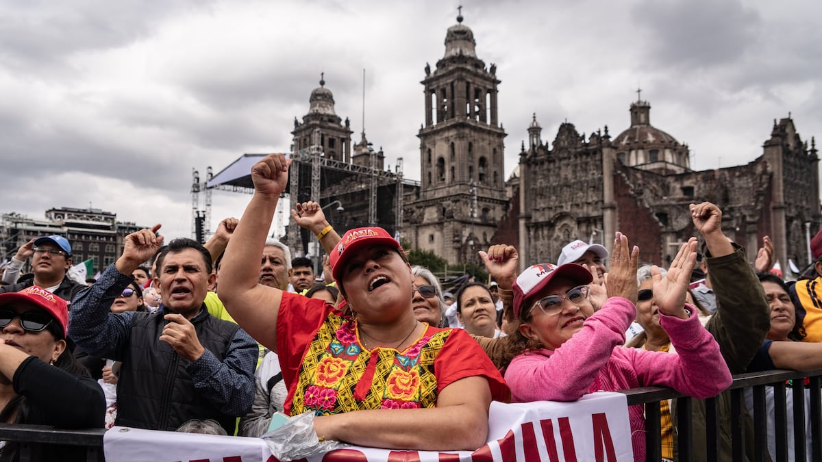 el-zocalo,-ante-su-primera-presidenta:-“mirala,-y-nosotras-que-eramos-unas-amas-de-casa-sin-derecho-a-estudiar”