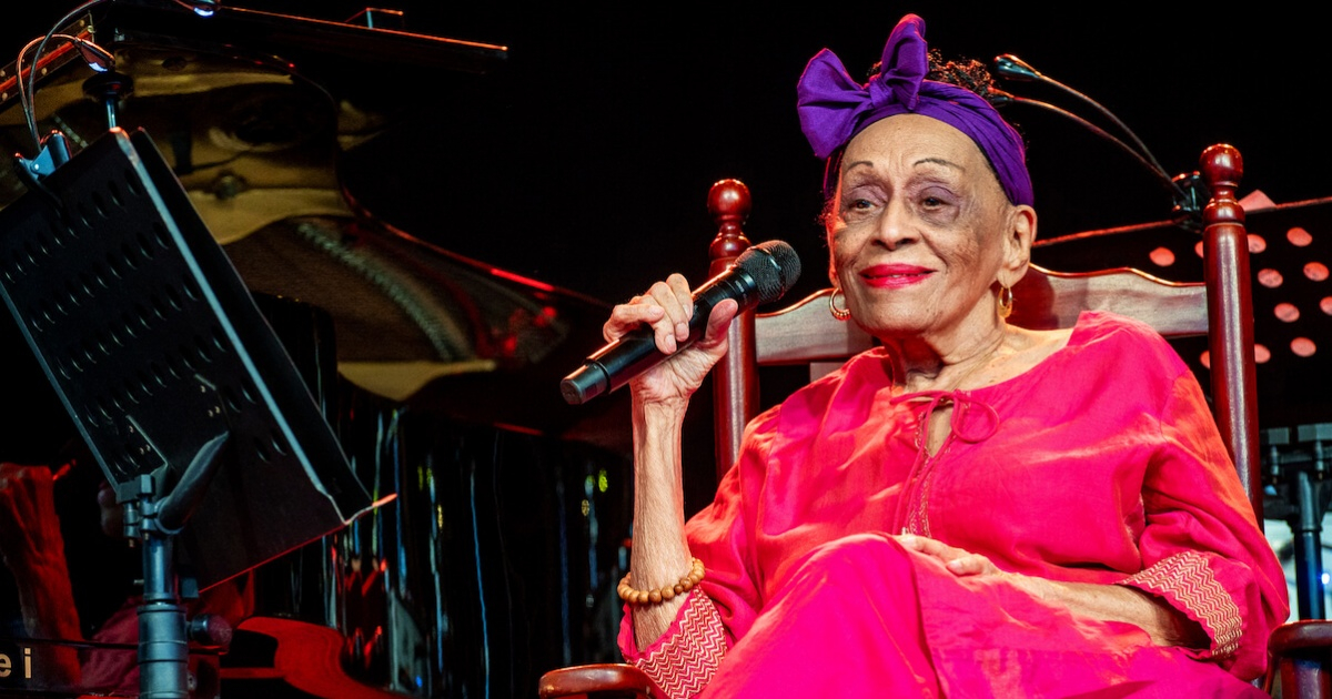 omara-portuondo-retirada-en-brazos-de-concierto-en-barcelona-tras-quedar-muda-y-desorientada