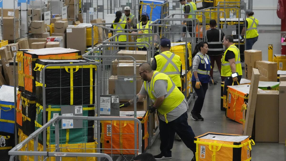 amazon,-target-y-otros-minoristas-aumentan-sus-contrataciones-para-fin-de-ano