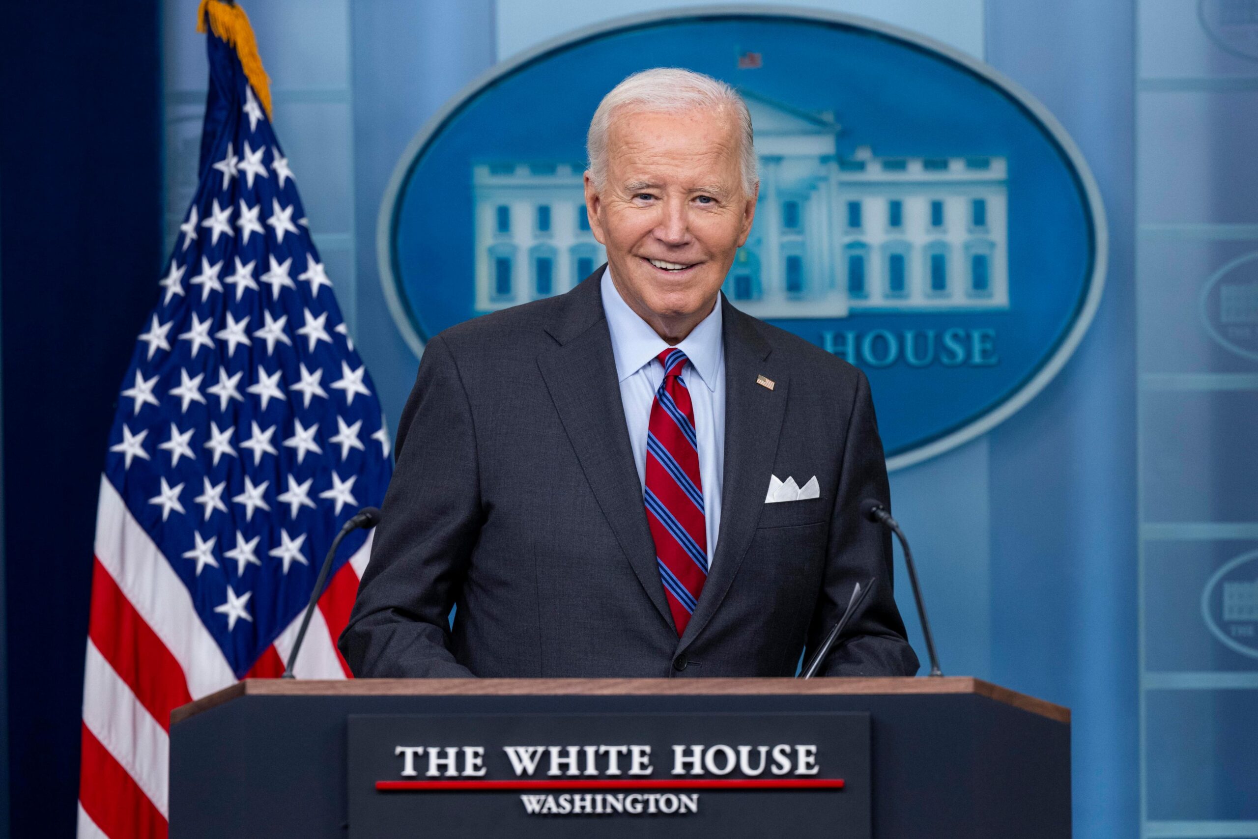 biden-hizo-su-primera-aparicion-en-la-sala-de-prensa-en-la-casa-blanca-–-la-opinion