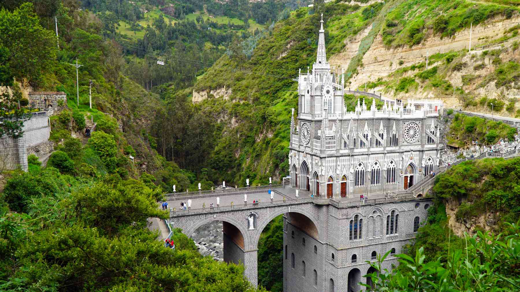 la-basilica-mas-impresionante-del-mundo-esta-sobre-un-puente:-te-va-a-dejar-sin-palabras