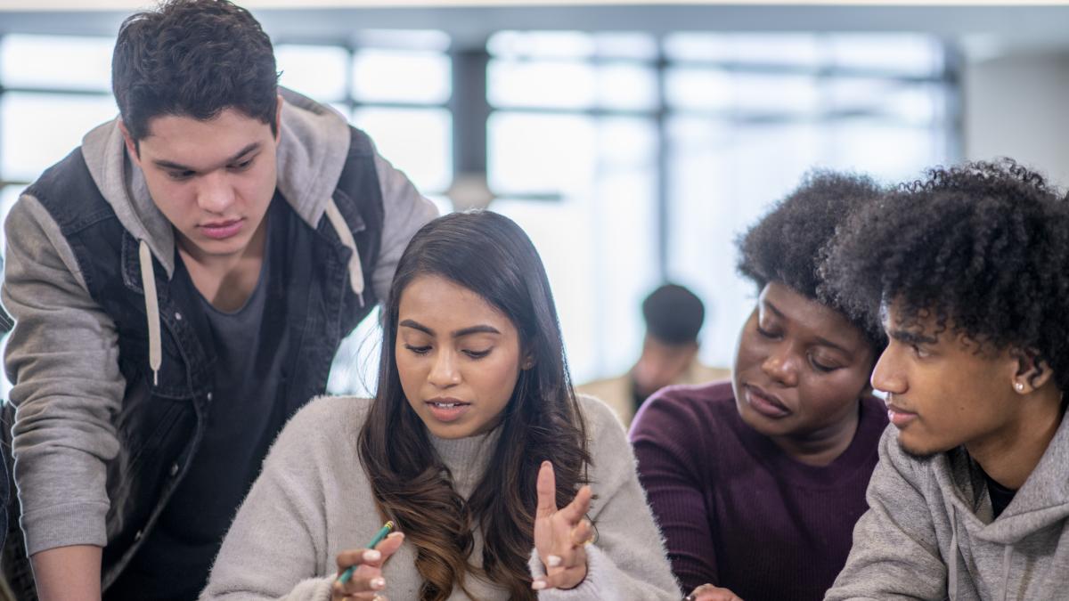 Consejos para que los jóvenes no caigan en deudas al iniciar su vida laboral y cuiden sus finanzas personales