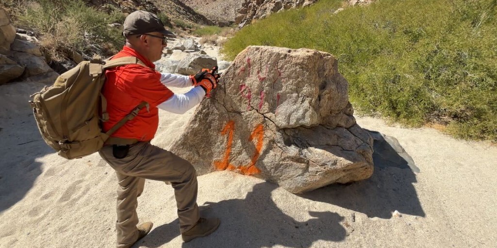 las-piedras-marcadas-del-desierto-de-tecate:-asi-salvan-la-vida-de-migrantes-en-la-ruta-terrestre-mas-peligrosa-de-la-frontera